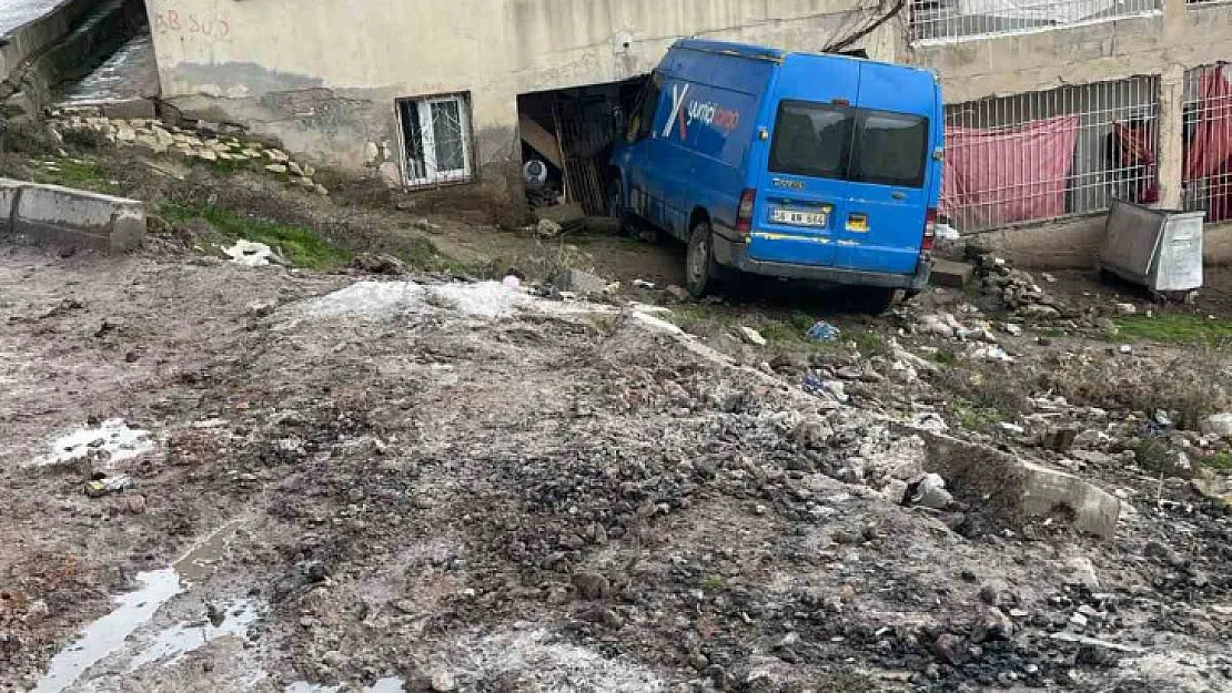 Siirt'te kontrolden çıkan kargo aracı bir eve daldı