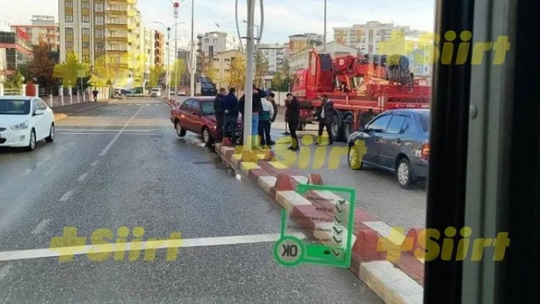 Siirt'te Kontrolden Çıkan Otomobil Orta Refüje Çarptı