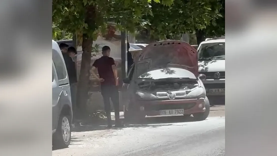 Siirt'te Korku Dolu Anlar! Hastane Kavşağında Araç Alev Aldı!