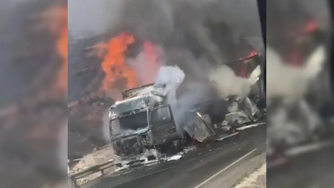 Siirt'te Korku Filmlerini Aratmayan Görüntüler! Hurma Taşıyan TIR Alev Alev Yandı