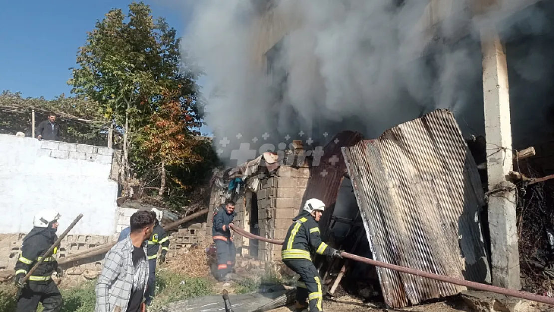 Siirt'te Korkutan Yangın! Odunlukta Çıkan Yangın Üst Katlara Sıçramadan Söndürüldü