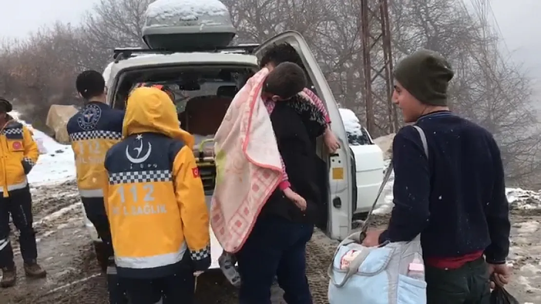 Siirt'te Köy Yolu Ulaşıma Kapanan Köyde Rahatsızlanan Engelli Çocuk İçin Ekipler Seferber Oldu