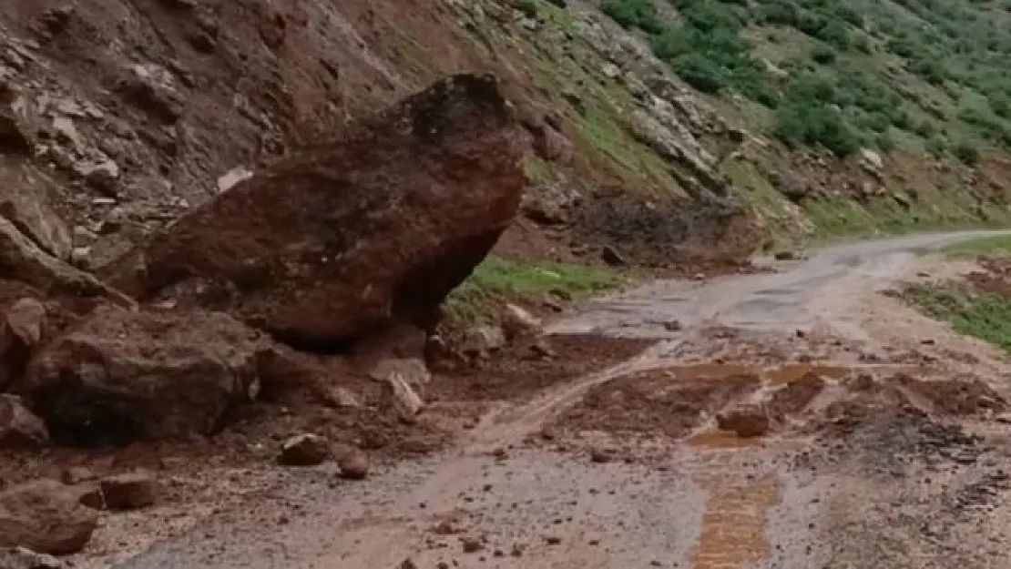 Siirt'te Köy Yoluna Dev Kaya Parçası düştü!