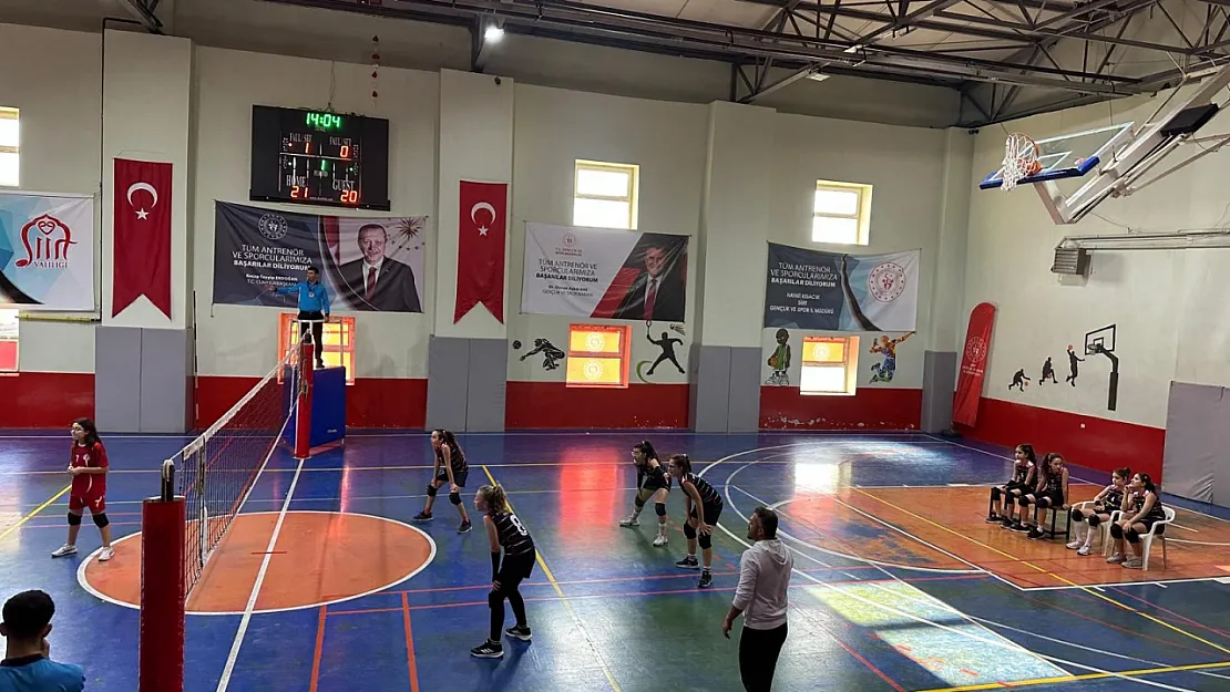 Siirt'te Küçükler Voleybol Turnuvası Sona Erdi: Şampiyonlar Ödüllerini Aldı