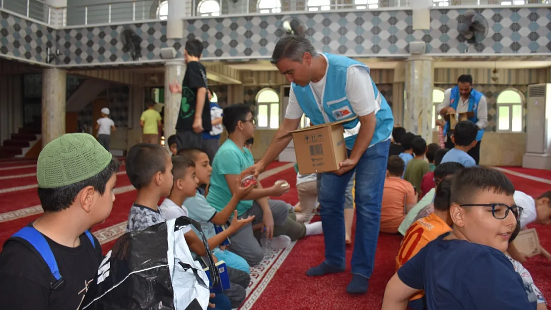 Siirt'te Kur'an Kursu Öğrencilerine Yaz Sıcaklarında Dondurma İkramı