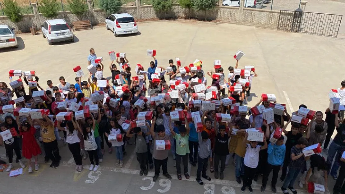 Siirt'te Kurulan Ayakkabı Fabrikası Ürettiği İlk Ayakkabıları Karnelerini Alan Öğrencilere Hediye Etti!