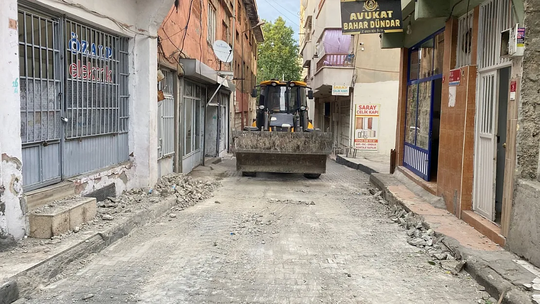Siirt'te Kuvvetli Rüzgarın Devirdiği Ağaçlar ve Çatı Parçaları Toplandı!