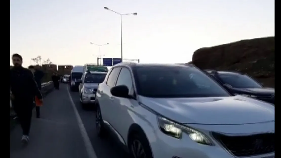 Siirt'te aydınlatma lambası sökülürken trafik felç oldu