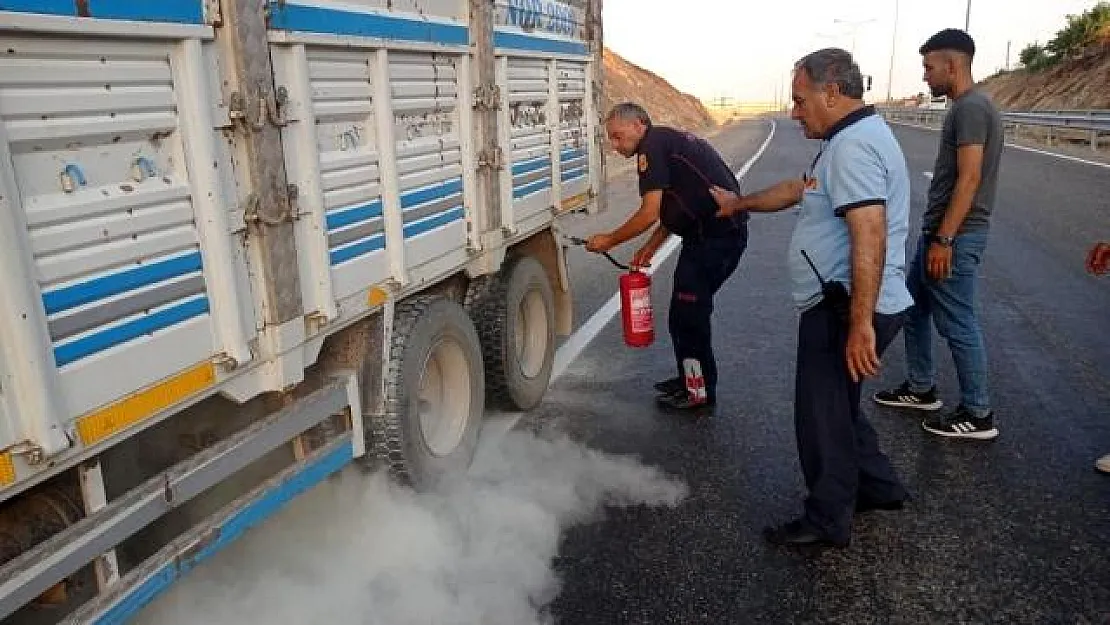 Siirt'te Odun Yüklü Kamyon Kül Oluyordu