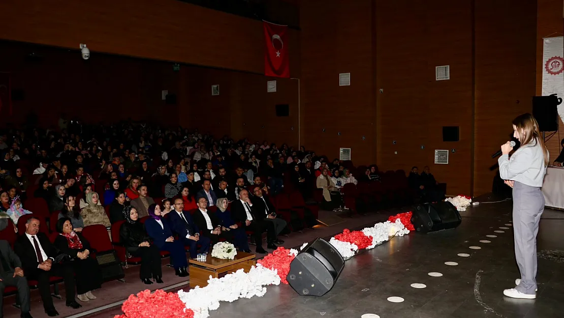 Siirt'te Liseler Arası Şiir Okuma Finali Büyük İlgi Gördü