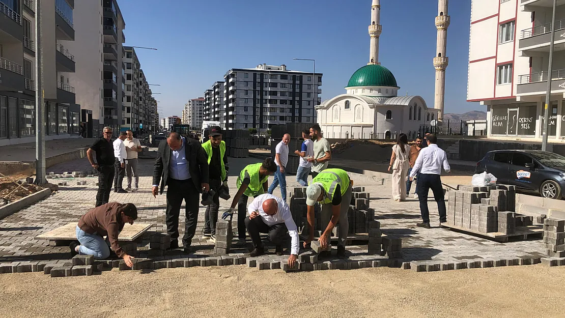 Siirt'te Mahallelerde Kilit Parke Taşı Döşeme ve Kaldırım Yenileme Çalışmaları Hızla Devam Ediyor