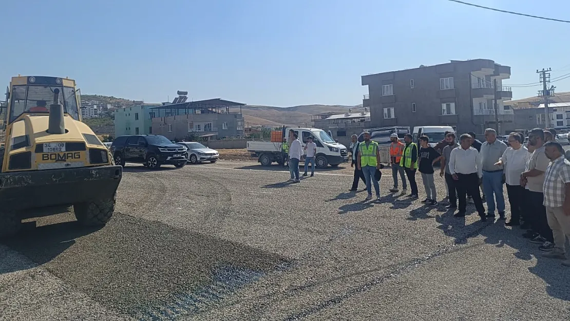 Siirt'te Mahallelerde Yol Çalışmaları Sürüyor, Vali Kızılkaya Vatandaşlarla Bir Arada