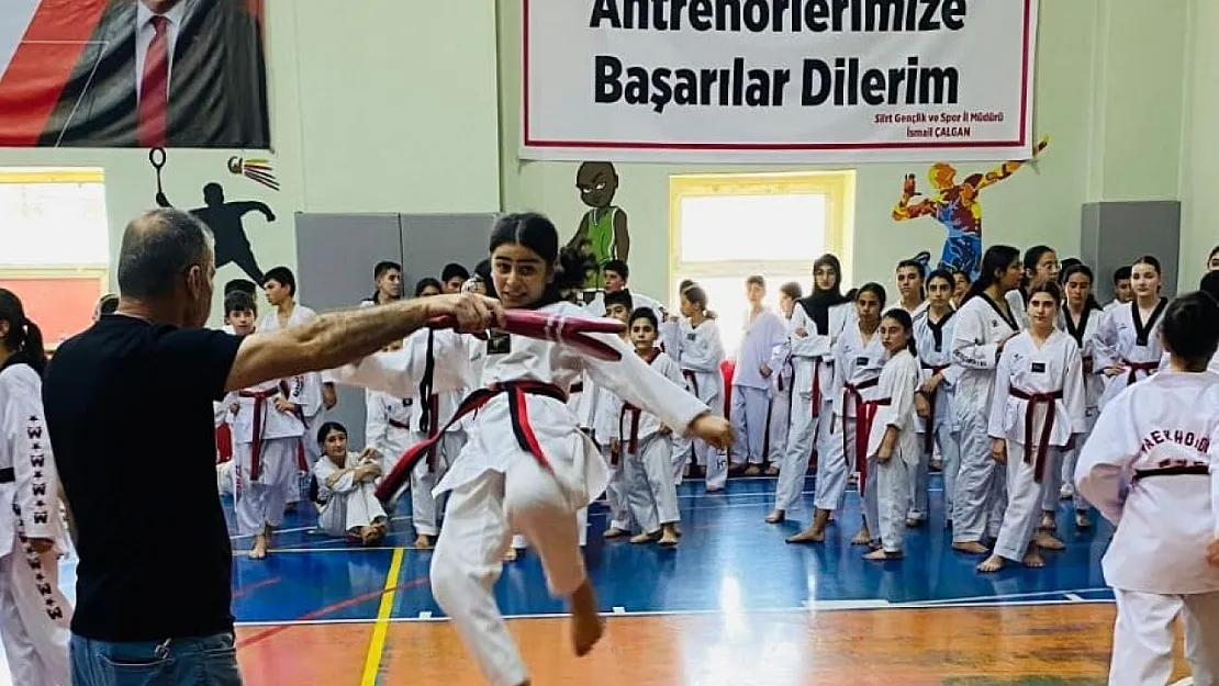 Siirt'te Minik Taekwondocular Siyah Kuşak ve Dan Terfi İçin Ter Döktü