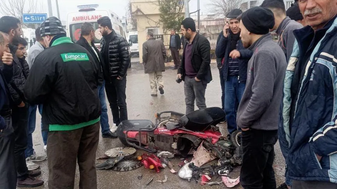 Siirt'te Motosiklet ile Otomobil Kafa Kafaya Çarpıştı: 1 Ağır Yaralı