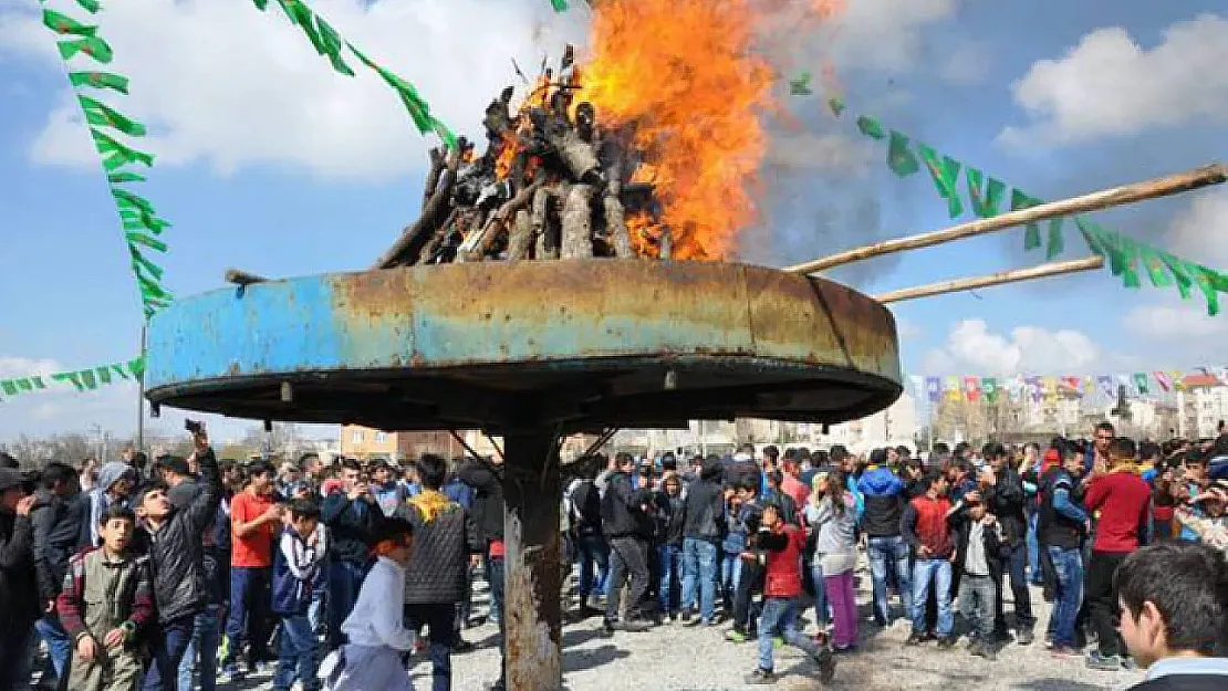 Siirt'te Newroz Kutlamaları Başlıyor: Siirt İl Merkezinde İl Newroz Ateşi Yakılıyor