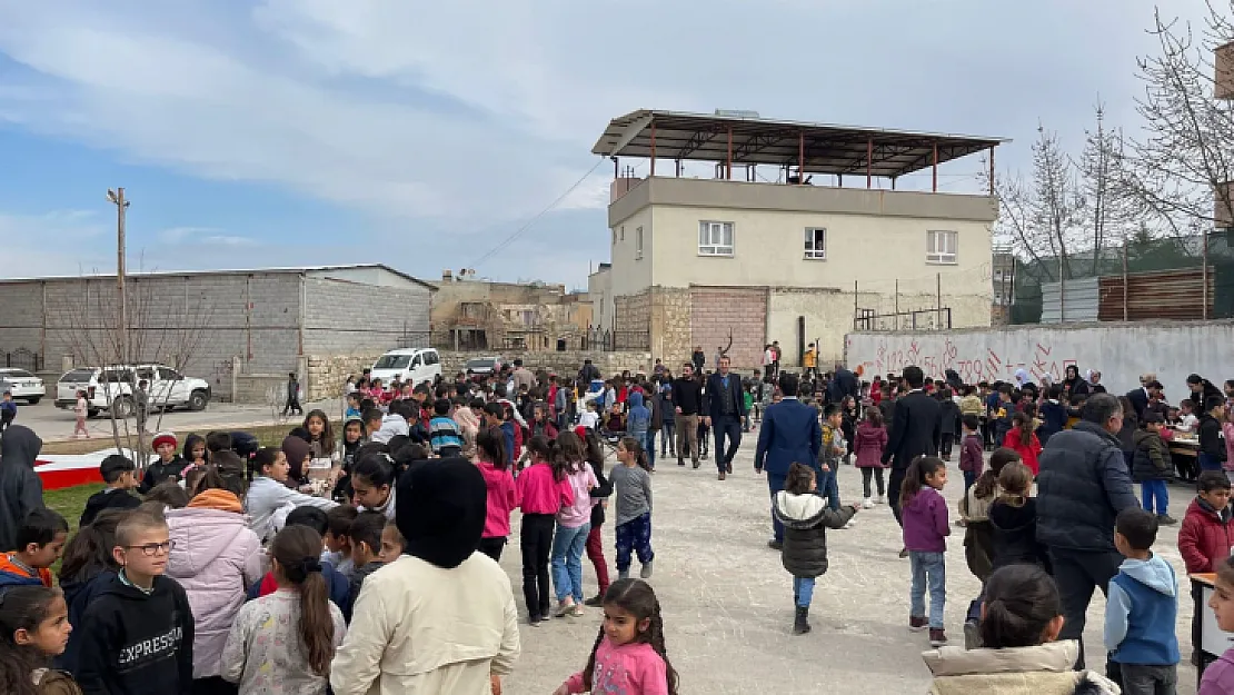 Siirt'te Öğrenciler Depremzedeler İçin Kermes Düzenledi