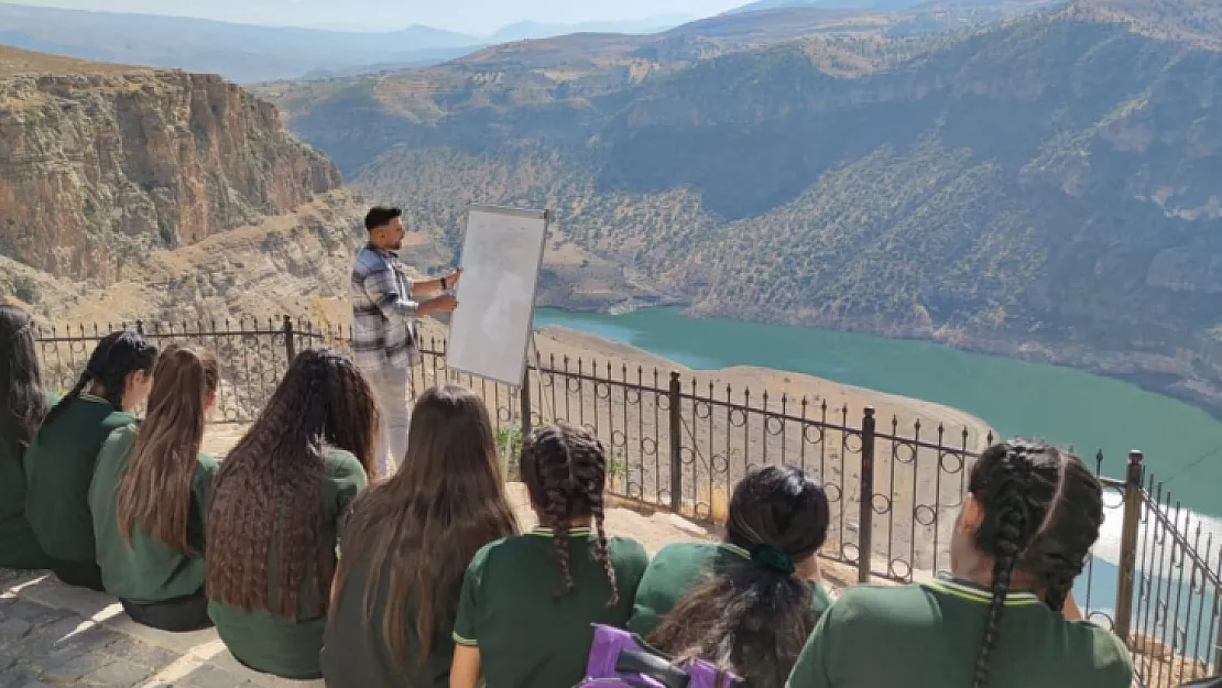 Siirt'te Öğretmen, Öğrencilerine Delikli Taş'ta Ders İşletti