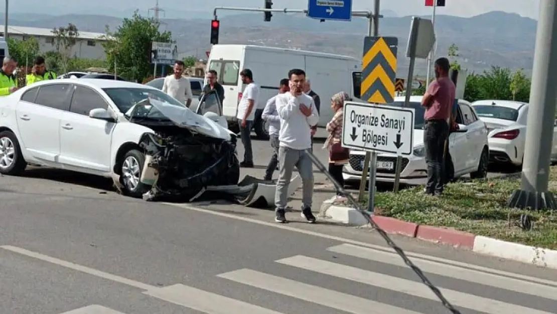 Siirt'te Otomobil Orta Refüje Daldı