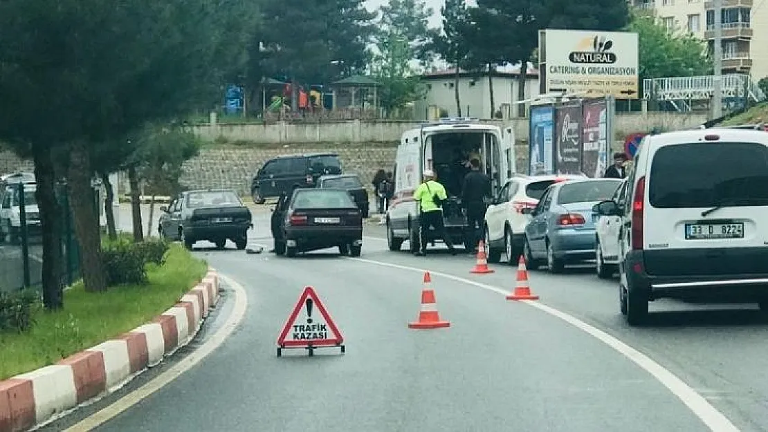 Siirt'te Otomobil Yolun Karşısına Geçmeye Çalışan Vatandaşa Çarptı