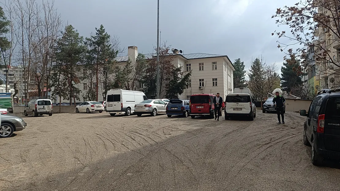 Siirt'te Otopark Sorununa Geçici Çözüm: Yeni Park Alanı Hizmete Açıldı