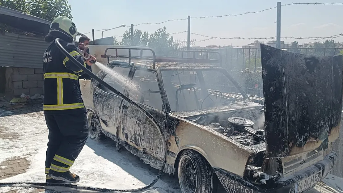 Siirt'te Park Halindeki Araç Alev Alev Yandı