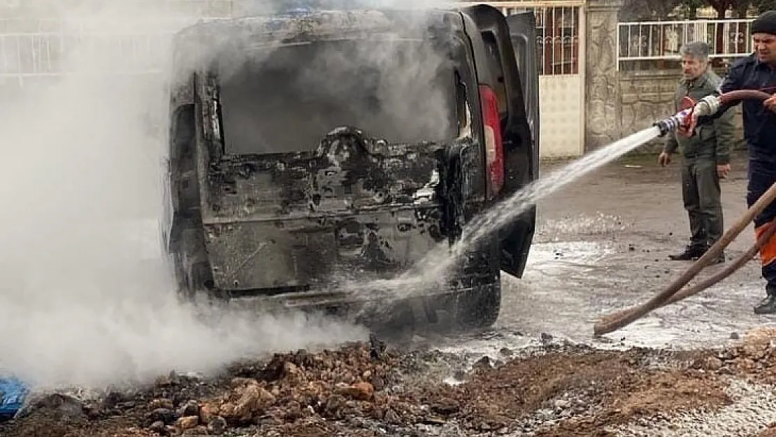 Siirt'te park halindeki araç çöpe atılan külden yandı