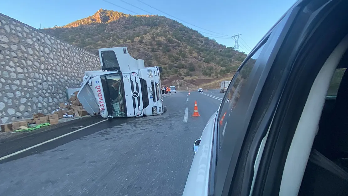 Siirt'te porselen yüklü TIR devrildi: 1 yaralı