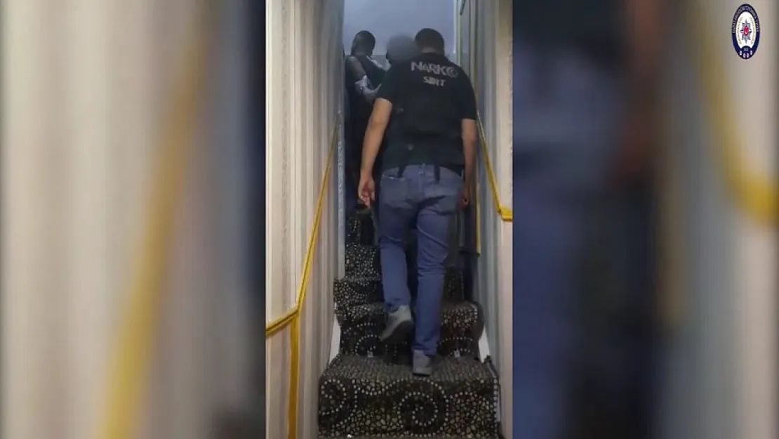 Siirt'te polisten kaçmaya çalışan kişinin üzerinden satışa hazır uyuşturucu ele geçirildi