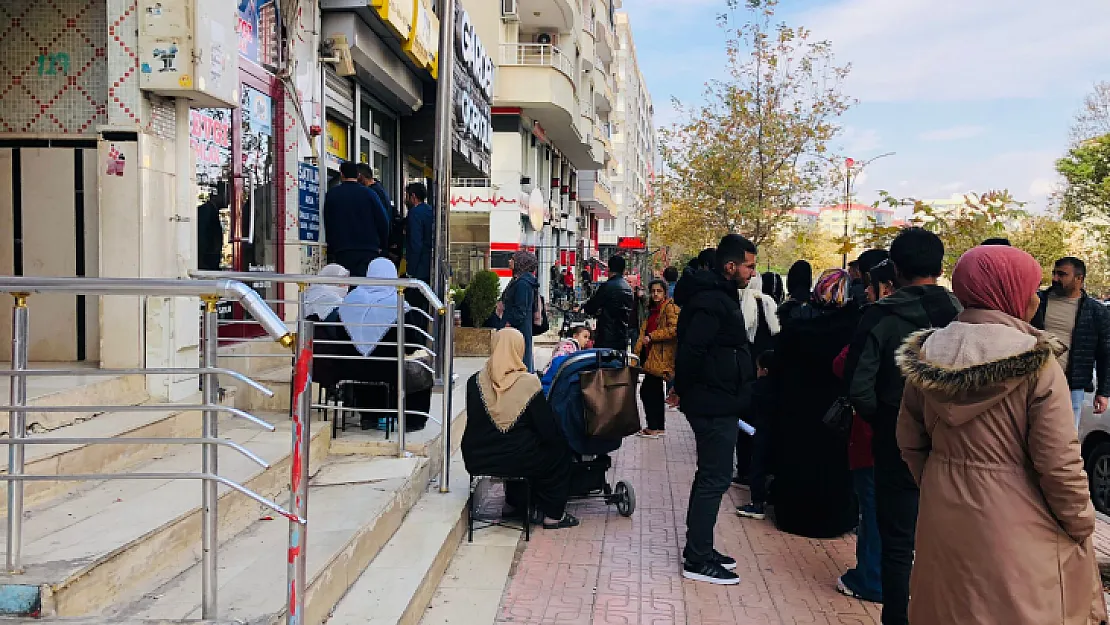 Siirt'te PTT önündeki sosyal yardım kuyruğu uzadı