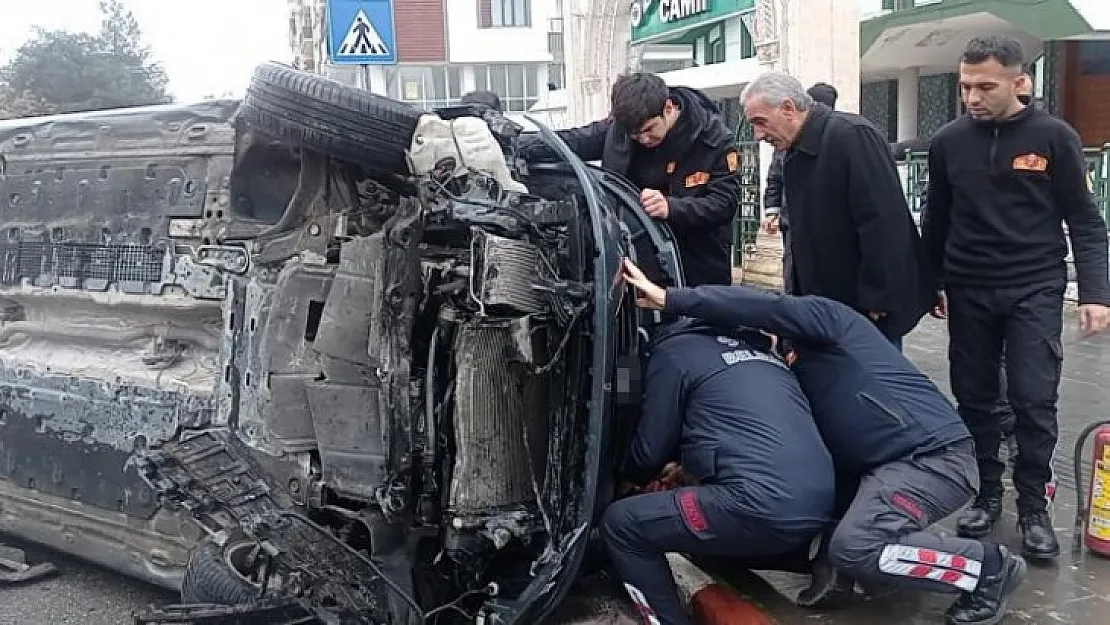 Siirt'te refüje çarpan otomobil takla attı