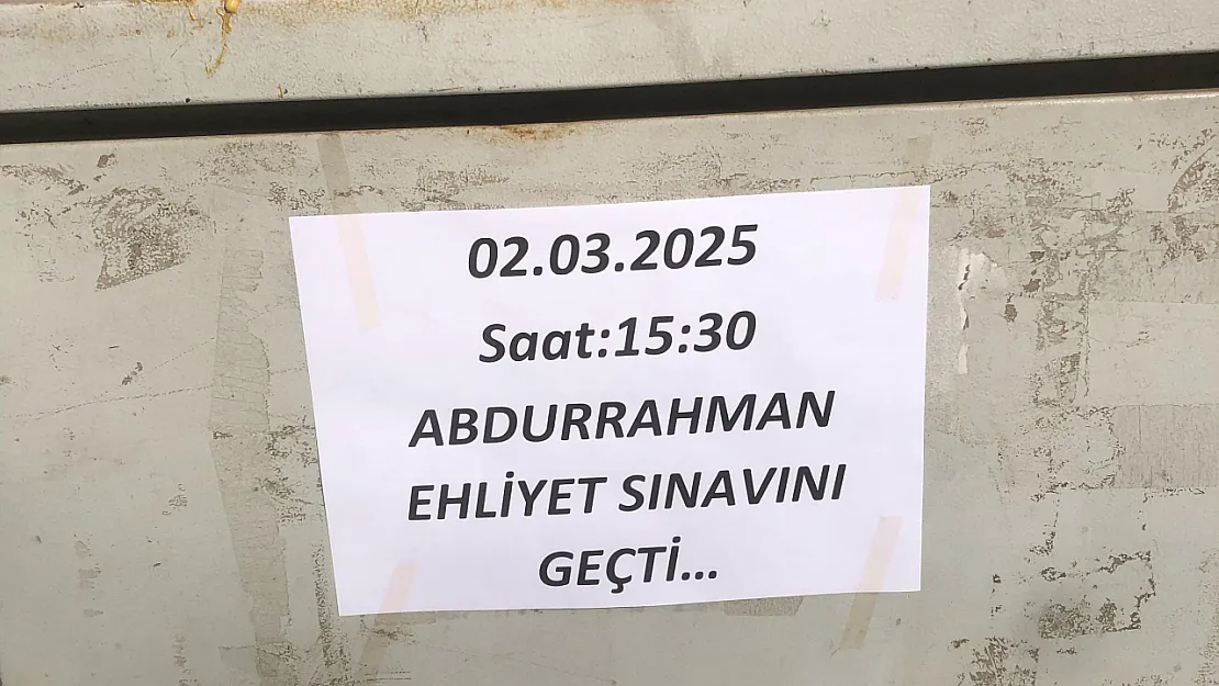 Siirt'te Renkli Bir Kutlama: Abdurrahman'ın Ehliyet Sınavı Başarısı Şehirde Duyuruldu