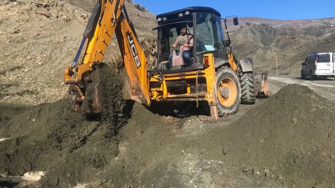 Siirt'te sağanak nedeniyle kapanan köy yolları ulaşıma açıldı