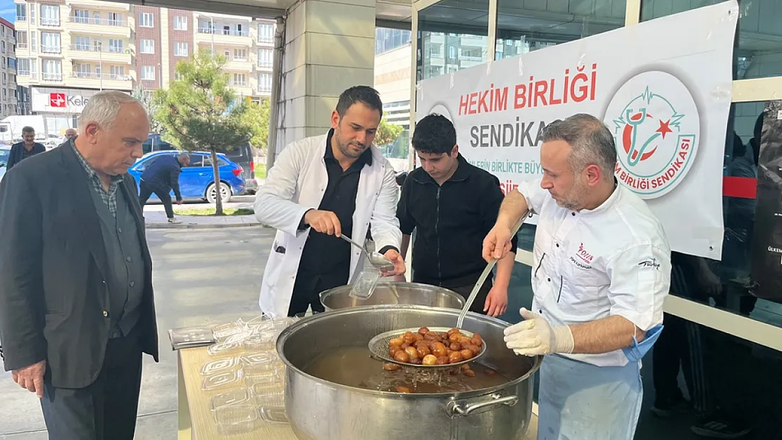 Siirt'te, saldırılarda hayatını kaybeden doktorlar için lokma döküldü