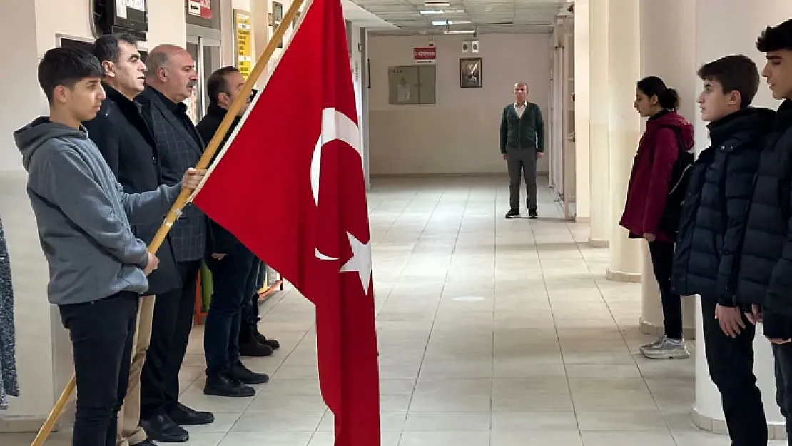 Siirt'te, şehitler için tüm okullarda bir dakikalık saygı duruşunda bulunuldu