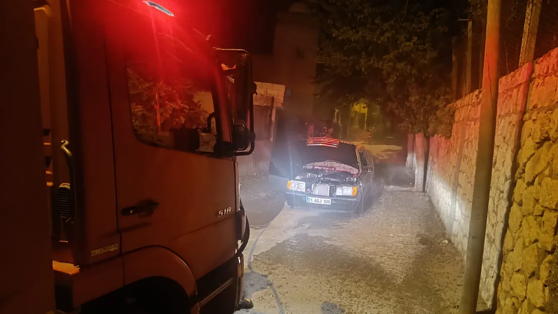 Siirt'te Seyir Halindeki Otomobil Alevlere Teslim Oldu