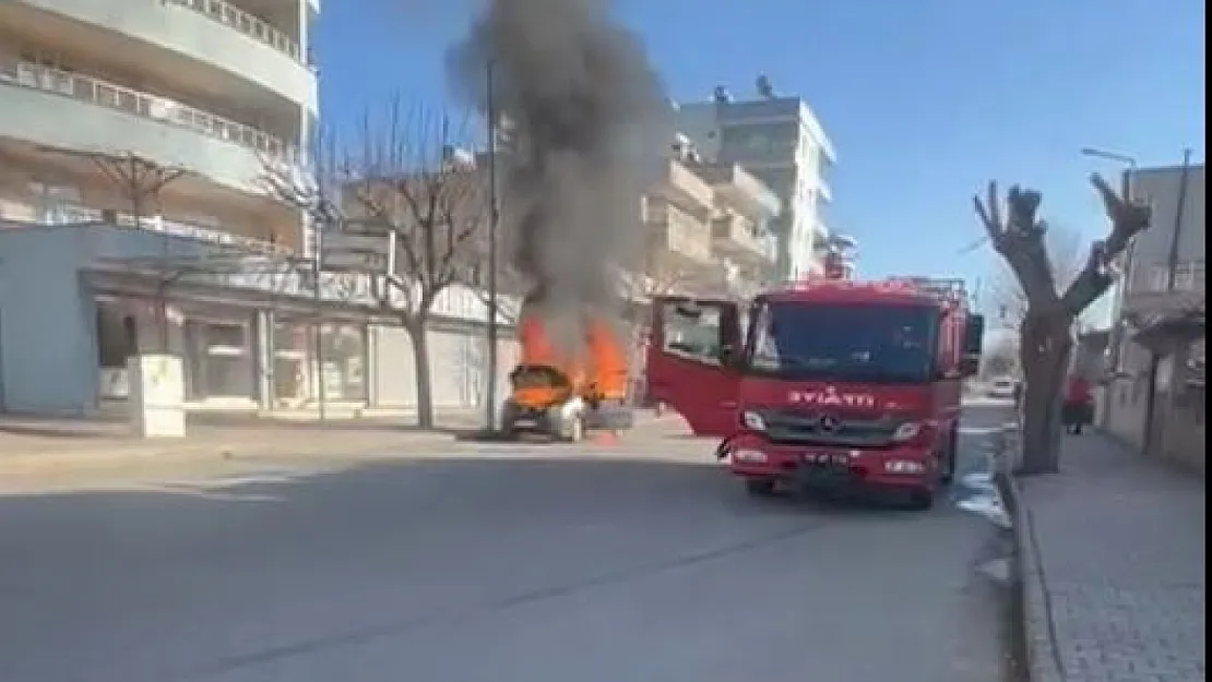 Siirt'te Seyir Halindeyken Alev Alan Araç Korku Dolu Anlar Yaşattı