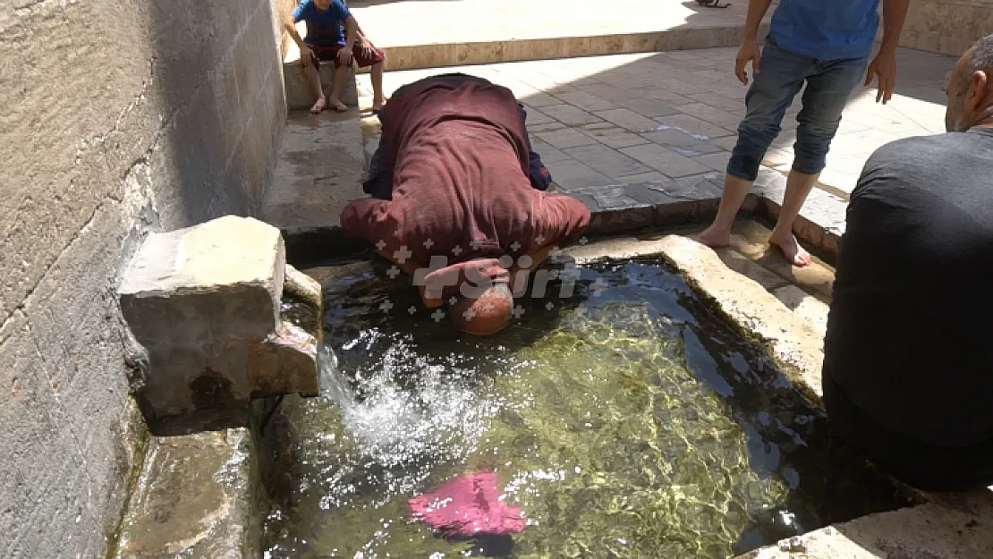 Siirt'te sıcaklıklar nedeniyle meydan ve sokakları boş kaldı! Bazı vatandaşlar tarihi camiinin havuzunda serinlemeye çalıştı