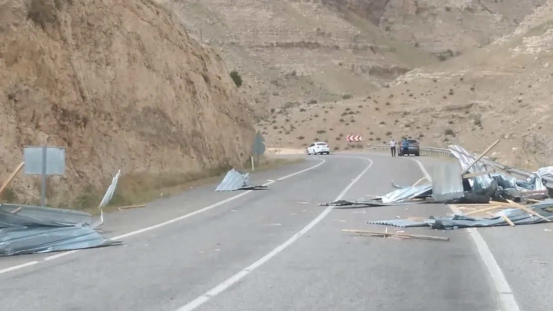 Siirt'te Şiddetli Rüzgar Tehlike Saçtı: Çatı Yola Uçtu, Araç Hasar Gördü