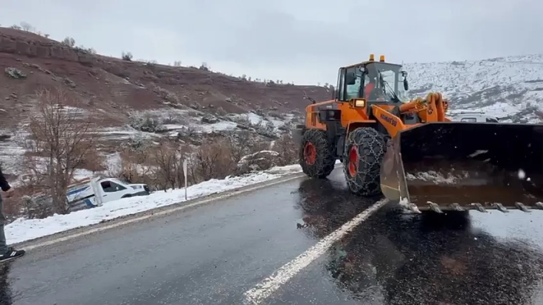 Siirt-Şırnak Karayolunda  25 araç yolda mahsur kaldı! Bir araç şarampole kaydı