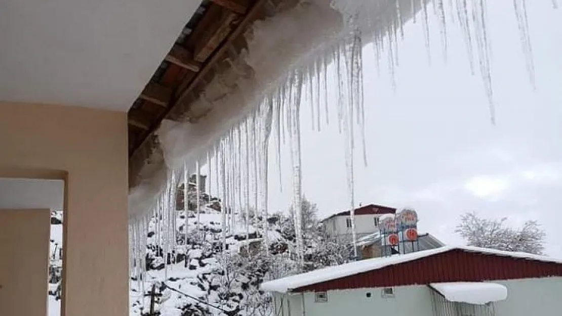 Siirt'te soğuk hava etkili oldu! Buz sarkıtları oluştu