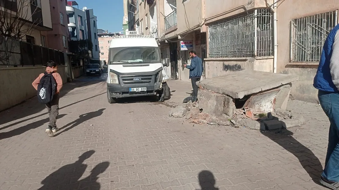 Siirt'te Su Kuyusuna Çarpan Araç Maddi Hasara Neden Oldu