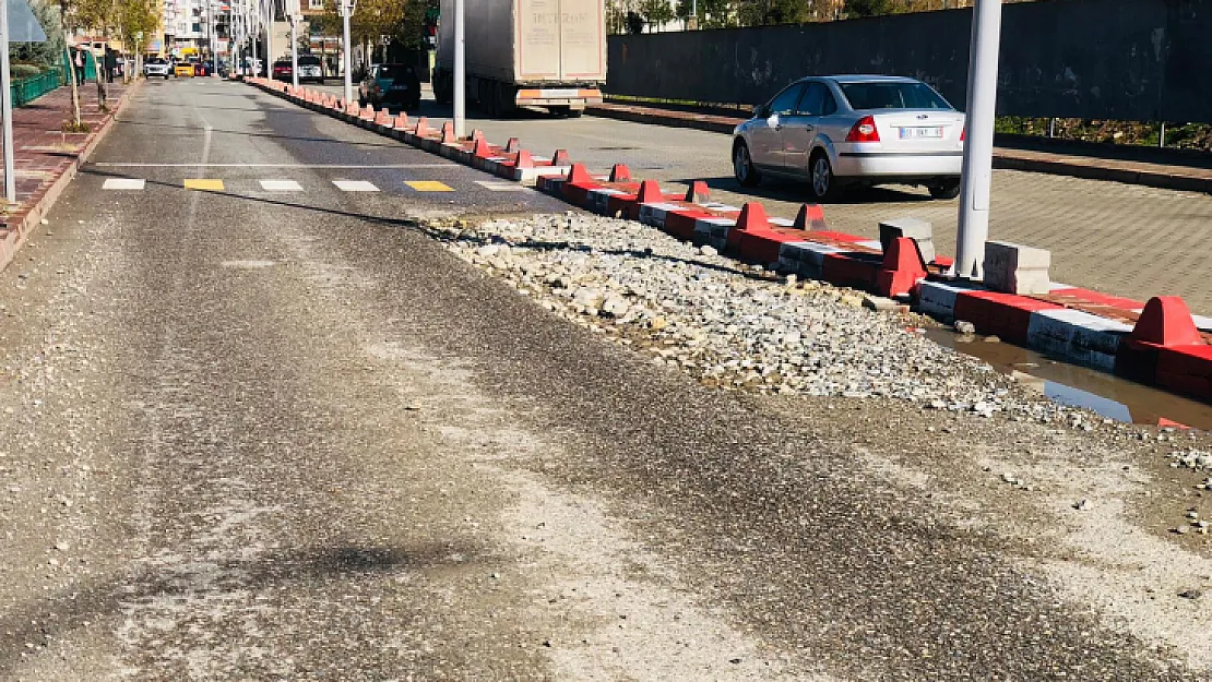 Siirt'te Sürücüler Bozulan Yolların Onarılmasını İstiyor