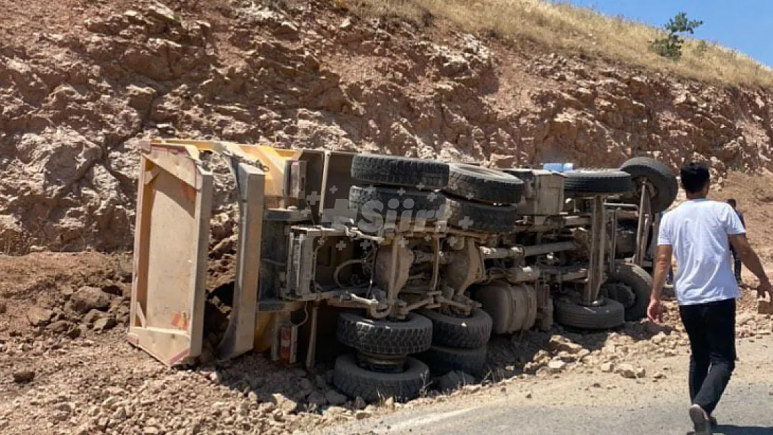 Siirt'te Sürücüsünün Kontrolünden Çıkan Kamyon Devrildi! 1 Yaralı