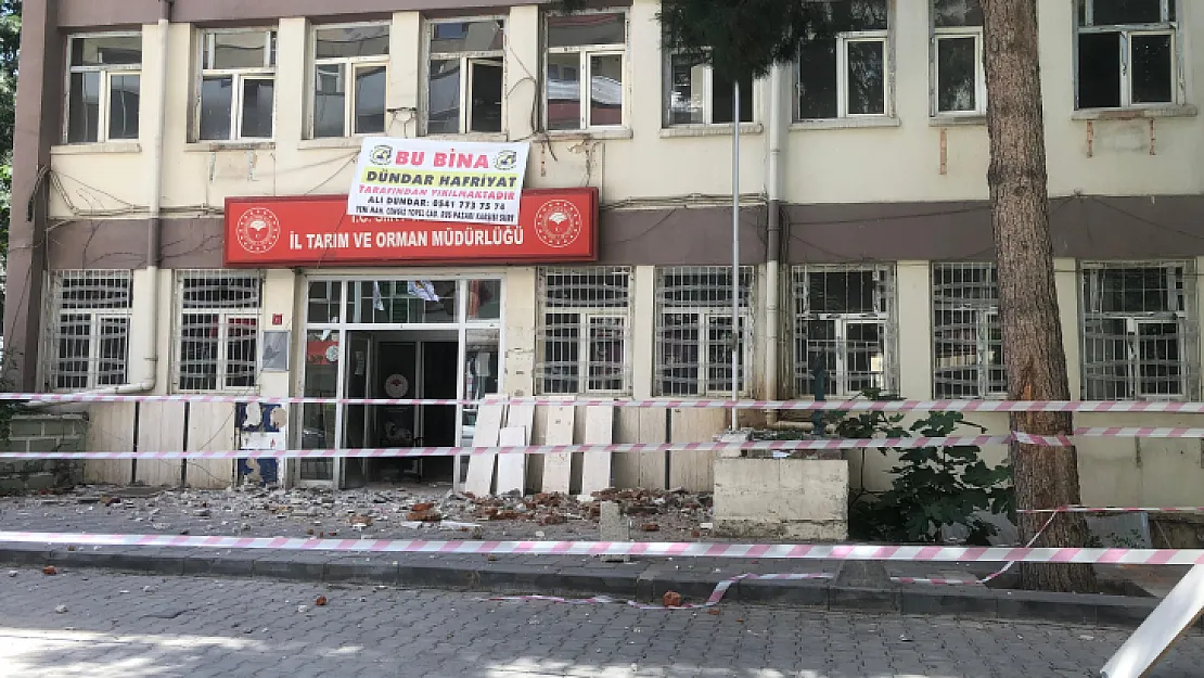 Siirt'te Tarım ve Orman Müdürlüğü Eski Binasının Yıkımı Başladı