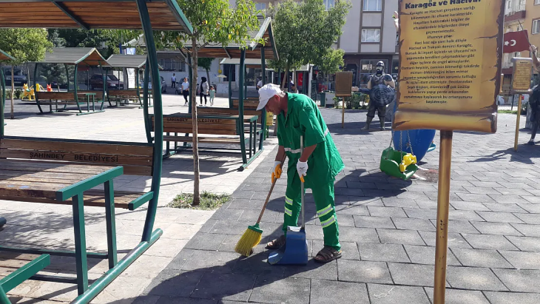 Siirt'te Temizlik İşçisi Hem Temizlik Yapıyor Hem de Şarkı Söyleyip Halay Çekiyor