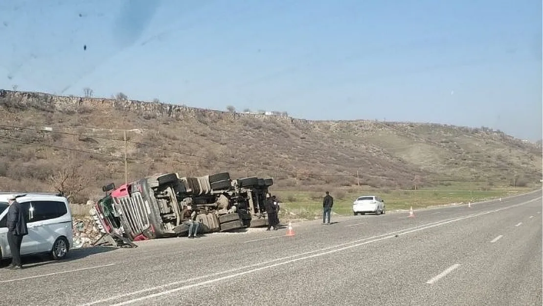 Siirt'te TIR Devrildi : 1 Yaralı 