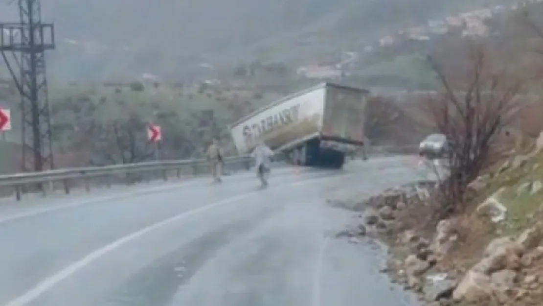 Siirt'te Tır Şarampolde Asılı Kaldı: Sürücü Canını Zor Kurtardı