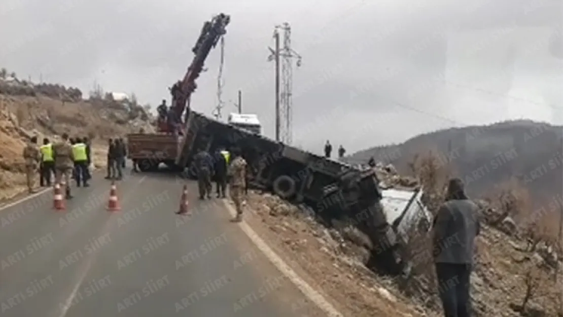 Siirt'te TIR Şarampole Devrildi: Eruh-Şırnak Yolu Trafiğe Kapandı