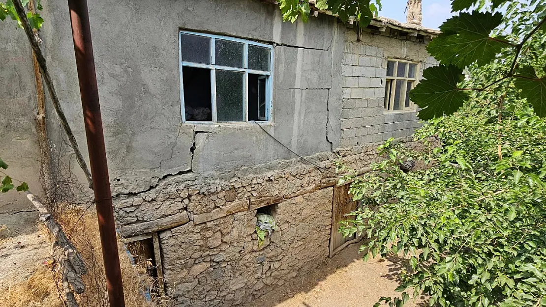 Siirt'te Toprak Kaymasının Görüldüğü Köyde Yetkililer İncelemelerde Bulundu