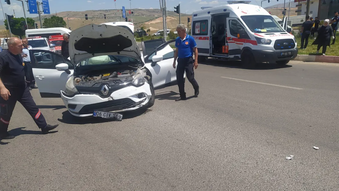 Siirt'te Vakaya Giden Ambulans İle Otomobil Çarpıştı!